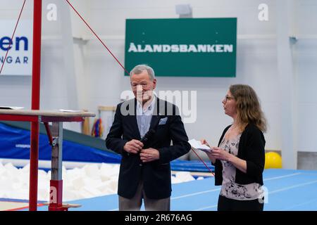 Il milionario locale Anders Wiklöf – Anders Wiklof – inaugura la nuova Gymnastics Arena a Möckelö il 3 marzo 2023, in Finlandia, a Åland. Fotografia: Rob Watkins Foto Stock