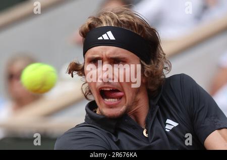 Parigi, Francia. 07th giugno, 2023. Alexander Zverev di Germania gioca contro Tomas Martin Etcheverry dell'Argentina al Roland Garros French Tennis Open di Parigi, Francia, mercoledì 7 giugno 2023. Zverev ha vinto 6-4, 3-6, 6-3, 6-4 e si è qualificato per le semifinali. Foto di Maya Vidon-White/UPI Credit: UPI/Alamy Live News Foto Stock