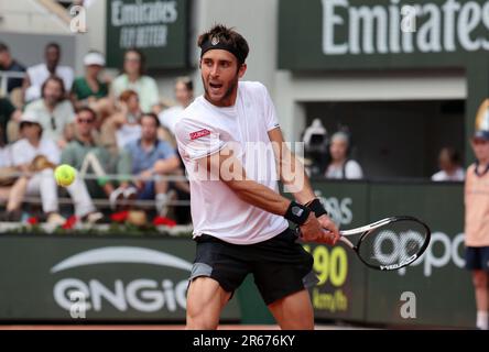 Parigi, Francia. 07th giugno, 2023. Tomas Martin Etcheverry dell'Argentina gioca contro Alexander Zverev della Germania al Roland Garros French Tennis Open di Parigi, in Francia, mercoledì 7 giugno 2023. Zverev ha vinto 6-4, 3-6, 6-3, 6-4 e si è qualificato per le semifinali. Foto di Maya Vidon-White/UPI Credit: UPI/Alamy Live News Foto Stock