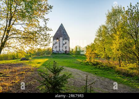 Il Beacon sopra Penrith Cumbria al tramonto in tarda serata primaverile Foto Stock