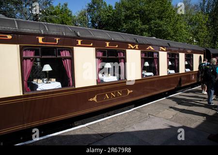 Il pullam Coach Ann è configurato per offrire un'ottima cucina e ospitalità quando viene trasportato dal Flying Scotsman sulla Keighley & Worth Valley Railway Foto Stock