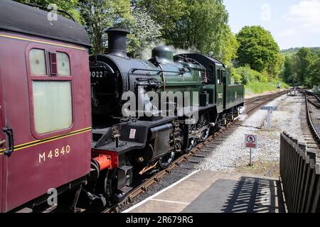 Locomotiva a vapore di classe 2MT standard a 78022 BR conservata sulla Keighley & Worth Valley Railway prima della partenza da Oxenhope Foto Stock