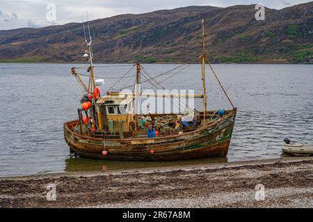 Nave da pesca distrutta sulla riva del mare a Ullapool Scozia Foto Stock