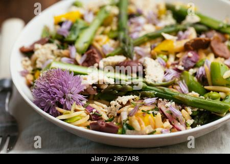 Ciotola con insalata di orzo fatta in casa con asparagi, fave e olive kalamata Foto Stock