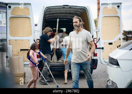 Regensburg, Germania. 07th giugno, 2023. Insieme al driver Willi Brüggemann (r), a sua moglie Hanni e ai loro figli, Michael Buschheuer confez un furgone con forniture di aiuto per l'Ucraina. Organizza l'aiuto con la sua organizzazione di soccorso 'occhio di passo'. Tra le altre cose, il trasporto porta giubbotti di salvataggio, stivali di gomma, coperte, tute di sopravvivenza e sacchi a pelo nel paese dilaniato dalla guerra. Credit: Tobias C. Köhler/dpa/Alamy Live News Foto Stock