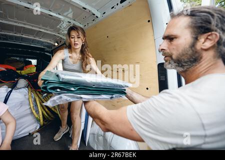 Regensburg, Germania. 07th giugno, 2023. Insieme a sua moglie Hanni e ai suoi figli, Michael Buschheuer sta imballando un furgone con forniture di aiuto per l'Ucraina. Organizza l'aiuto con la sua organizzazione di soccorso 'occhio di passo'. Tra le altre cose, il trasporto porta giubbotti di salvataggio, stivali di gomma, coperte, tute di sopravvivenza e sacchi a pelo nel paese dilaniato dalla guerra. Credit: Tobias C. Köhler/dpa/Alamy Live News Foto Stock