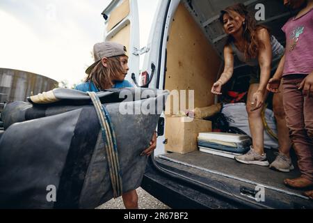 Regensburg, Germania. 07th giugno, 2023. Hanni Buschheuer e i suoi figli stanno imballando un furgone con forniture di aiuto per l'Ucraina. Suo marito organizza l'aiuto con la sua organizzazione di soccorso 'occhio di passo'. Tra le altre cose, il trasporto porta giubbotti di salvataggio, stivali di gomma, coperte, tute di sopravvivenza e sacchi a pelo nel paese dilaniato dalla guerra. Credit: Tobias C. Köhler/dpa/Alamy Live News Foto Stock