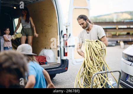 Regensburg, Germania. 07th giugno, 2023. Insieme a sua moglie Hanni e ai suoi figli, Michael Buschheuer sta imballando un furgone con forniture di aiuto per l'Ucraina. Organizza l'aiuto con la sua organizzazione di soccorso 'occhio di passo'. Tra le altre cose, il trasporto porta giubbotti di salvataggio, stivali di gomma, coperte, tute di sopravvivenza e sacchi a pelo nel paese dilaniato dalla guerra. Credit: Tobias C. Köhler/dpa/Alamy Live News Foto Stock