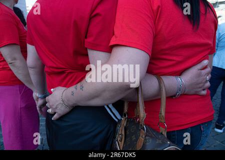 Napoli, Italia, 07/06/2023, la mob flash che si è svolta in Piazza del Plebiscito a Napoli per ricordare Giulia Tramontano, la giovane donna di Sant'Antimo (Napoli) uccisa a Milano dal suo compagno Alessandro Imagnatiello, da cui si aspettava anche un bambino, era affollata Foto Stock