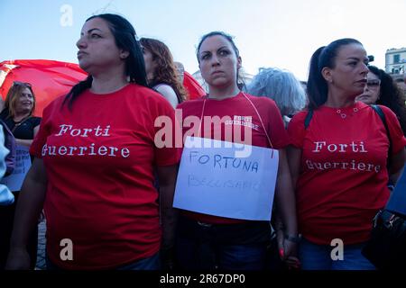 Napoli, Italia, 07/06/2023, la folla che si è svolta in Piazza del Plebiscito a Napoli è stata affollata per ricordare Giulia Tramontano, la giovane donna di Sant'Antimo (Napoli) che è stata uccisa a Milano dal suo compagno Alessandro Imagnatiello, dal quale si aspettava anche un bambino Foto Stock