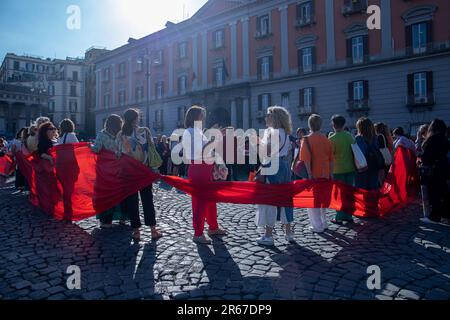 Napoli, Italia, 07/06/2023, la folla che si è svolta in Piazza del Plebiscito a Napoli è stata affollata per ricordare Giulia Tramontano, la giovane donna di Sant'Antimo (Napoli) che è stata uccisa a Milano dal suo compagno Alessandro Imagnatiello, dal quale si aspettava anche un bambino Foto Stock