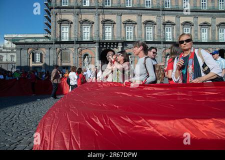 Napoli, Italia, 07/06/2023, la mob flash che si è svolta in Piazza del Plebiscito a Napoli per ricordare Giulia Tramontano, la giovane donna di Sant'Antimo (Napoli) uccisa a Milano dal suo compagno Alessandro Imagnatiello, da cui si aspettava anche un bambino, era affollata Foto Stock