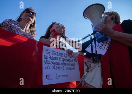 Napoli, Italia, 07/06/2023, la mob flash che si è svolta in Piazza del Plebiscito a Napoli per ricordare Giulia Tramontano, la giovane donna di Sant'Antimo (Napoli) uccisa a Milano dal suo compagno Alessandro Imagnatiello, da cui si aspettava anche un bambino, era affollata Foto Stock