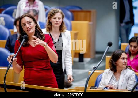 L'AIA - Sandra Beckerman (SP) nel corso di un dibattito sulla relazione della commissione parlamentare d'inchiesta estrazione di gas naturale Groningen. ANP ROBIN UTRECHT olanda fuori - belgio fuori Foto Stock