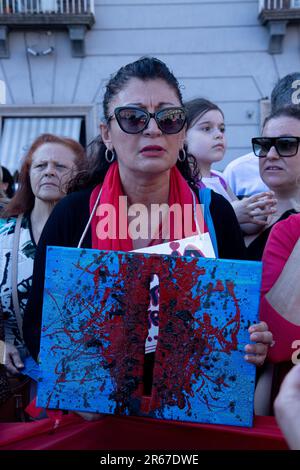 Napoli, Italia, 07/06/2023, la mob flash che si è svolta in Piazza del Plebiscito a Napoli per ricordare Giulia Tramontano, la giovane donna di Sant'Antimo (Napoli) uccisa a Milano dal suo compagno Alessandro Imagnatiello, da cui si aspettava anche un bambino, era affollata Foto Stock