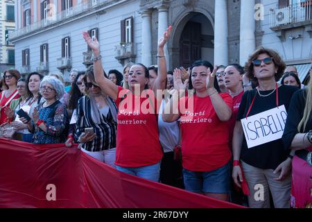 Napoli, Italia, 07/06/2023, la mob flash che si è svolta in Piazza del Plebiscito a Napoli per ricordare Giulia Tramontano, la giovane donna di Sant'Antimo (Napoli) uccisa a Milano dal suo compagno Alessandro Imagnatiello, da cui si aspettava anche un bambino, era affollata Foto Stock