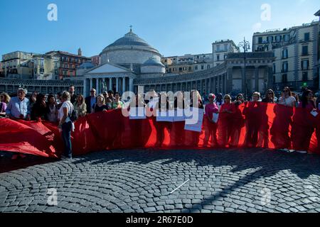 Napoli, Italia, 07/06/2023, la mob flash che si è svolta in Piazza del Plebiscito a Napoli per ricordare Giulia Tramontano, la giovane donna di Sant'Antimo (Napoli) uccisa a Milano dal suo compagno Alessandro Imagnatiello, da cui si aspettava anche un bambino, era affollata Foto Stock