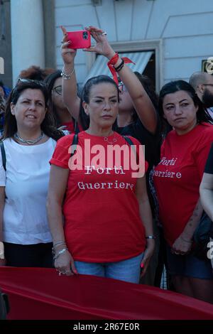 Napoli, Italia, 07/06/2023, la mob flash che si è svolta in Piazza del Plebiscito a Napoli per ricordare Giulia Tramontano, la giovane donna di Sant'Antimo (Napoli) uccisa a Milano dal suo compagno Alessandro Imagnatiello, da cui si aspettava anche un bambino, era affollata Foto Stock