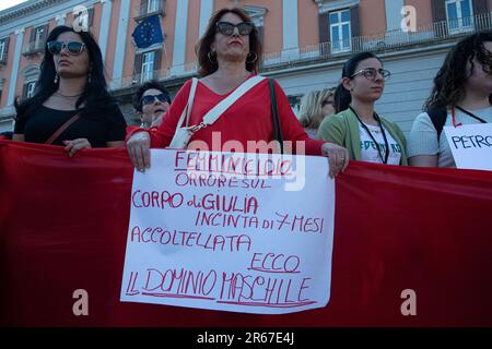 Napoli, Italia, 07/06/2023, la mob flash che si è svolta in Piazza del Plebiscito a Napoli per ricordare Giulia Tramontano, la giovane donna di Sant'Antimo (Napoli) uccisa a Milano dal suo compagno Alessandro Imagnatiello, da cui si aspettava anche un bambino, era affollata Foto Stock