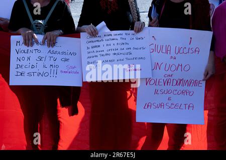 Napoli, Italia, 07/06/2023, la mob flash che si è svolta in Piazza del Plebiscito a Napoli per ricordare Giulia Tramontano, la giovane donna di Sant'Antimo (Napoli) uccisa a Milano dal suo compagno Alessandro Imagnatiello, da cui si aspettava anche un bambino, era affollata Foto Stock