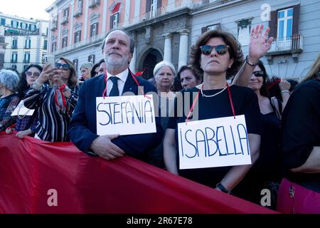 Napoli, Italia, 07/06/2023, la mob flash che si è svolta in Piazza del Plebiscito a Napoli per ricordare Giulia Tramontano, la giovane donna di Sant'Antimo (Napoli) uccisa a Milano dal suo compagno Alessandro Imagnatiello, da cui si aspettava anche un bambino, era affollata Foto Stock