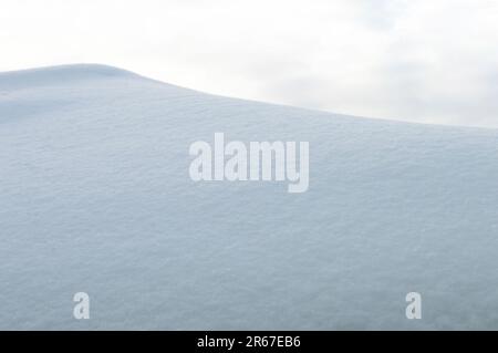 Una collina di neve appena caduta nel Canada orientale Foto Stock