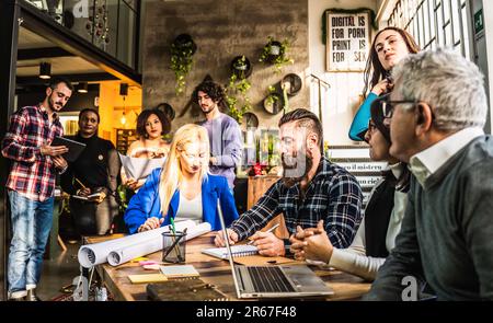 Gruppo di architetti o ingegneri multietnici che lavorano insieme in uffici modici - uomini d'affari multirazziali che lavorano insieme sul progetto di innovazione fo Foto Stock