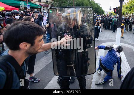 Parigi, Francia. 06th giugno, 2023. Un poliziotto è visto passare attraverso la folla durante la manifestazione. I sindacati francesi hanno organizzato il 14th° giorno di proteste contro la nuova legge Macron sulla riforma delle pensioni che porta l'età pensionabile da 62 a 64 anni. Migliaia di manifestanti hanno preso le strade di tutta la Francia per protestare contro questa legge polemica. A Parigi si sono verificati alcuni scontri tra la polizia e i manifestanti e anche alcuni arresti, nonostante sia stata una giornata di proteste molto più pacifica rispetto a quelle precedenti. (Foto di Telmo Pinto/SOPA Images/Sipa USA) Credit: Sipa USA/Alamy Live News Foto Stock