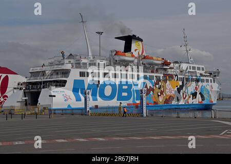 Moby Lines traghetto MS Moby Kiss attraccato a Piombino, Italia e carico per rotte verso la Corsica o l'Elba. La nave è dipinta con Looney Tunes cartoni animati aprile 23 Foto Stock