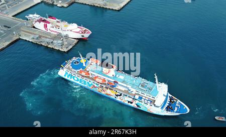 Moby Lines traghetti MS Moby Kiss attracco nel porto di Piombino, Italia per le rotte per la Corsica o l'Elba. La nave è dipinta con Looney Tunes cartoni animati aprile 23 Foto Stock