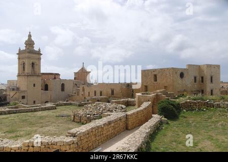 La Cappella di San Giuseppe e il Palazzo Cagliares, come si vede dalle rovine nella parte settentrionale della Cittadella di Rabat Victoria Gozo. Foto Stock