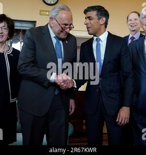 Il primo ministro Rishi Sunak (a destra) stringe le mani con il leader di maggioranza del Senato americano Chuck Schumer a Capitol Hill durante la sua visita a Washington DC negli Stati Uniti. Data immagine: Mercoledì 7 giugno 2023. Foto Stock