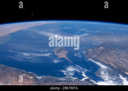 Grande pennacchio di polvere che si estende sul Mar Mediterraneo e sull'isola di Cipro. Guardando verso ovest verso il deserto del Sahara Foto Stock