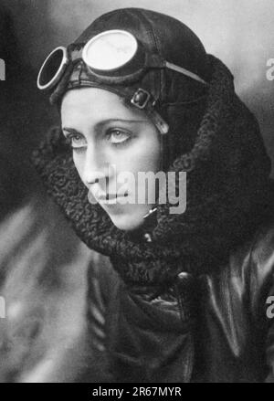 Amy Johnson (1903 – scomparso il 5 gennaio 1941) pilota inglese pioniere che fu la prima donna a volare da sola da Londra in Australia. Foto Stock
