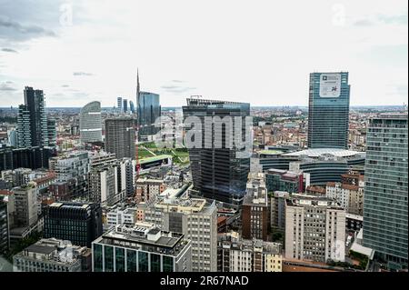 Milano, Italia - 7 giugno 2023: Veduta aerea del nuovo quartiere porta Nuova del centro di Milano. Foto Stock