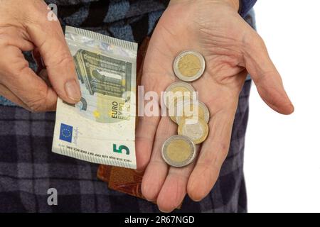 monete in euro in mani alte Foto Stock