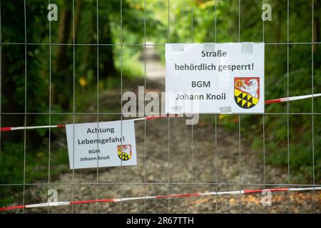 Schleissheim/Thalheim bei Wels, alta Austria. 7 giugno 2023. Strada chiusa a causa di gravi danni causati da una frana dopo forti precipitazioni nella regione, cartello con la scritta "attenzione: Pericolo di vita!" ©Andreas Stroh Foto Stock