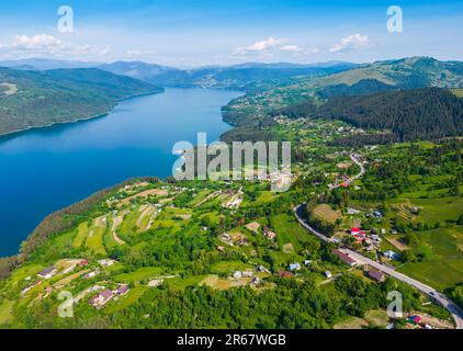 Lago Bicaz in Ceahlau montagne, Romania. paesaggio estivo Foto Stock