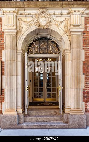 Dettaglio d'ingresso, il Grolier Club, un club privato di bibliofili. L'edificio a cinque piani in mattoni e pietra dispone di biblioteca e galleria aperta al pubblico. Foto Stock