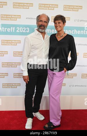 Colonia, Germania. 06th giugno, 2023. L'attore Christoph Maria Herbst e sua moglie Gisi Herbst vengono al 2023° incontro estivo della NRW Film and Media Foundation Credit: Horst Galuschka/dpa/Alamy Live News Foto Stock