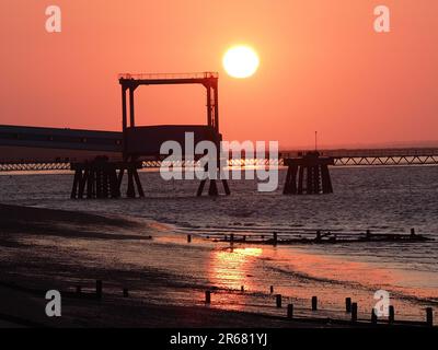 Sheerness, Kent, Regno Unito. 7th giugno, 2023. Meteo nel Regno Unito: Sunset in Sheerness, Kent. Credit: James Bell/Alamy Live News Foto Stock