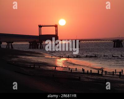 Sheerness, Kent, Regno Unito. 7th giugno, 2023. Meteo nel Regno Unito: Sunset in Sheerness, Kent. Credit: James Bell/Alamy Live News Foto Stock