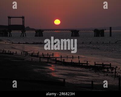 Sheerness, Kent, Regno Unito. 7th giugno, 2023. Meteo nel Regno Unito: Sunset in Sheerness, Kent. Credit: James Bell/Alamy Live News Foto Stock