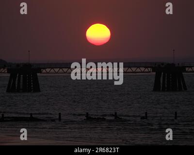 Sheerness, Kent, Regno Unito. 7th giugno, 2023. Meteo nel Regno Unito: Sunset in Sheerness, Kent. Credit: James Bell/Alamy Live News Foto Stock