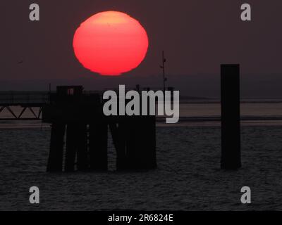 Sheerness, Kent, Regno Unito. 7th giugno, 2023. Meteo nel Regno Unito: Sunset in Sheerness, Kent. Credit: James Bell/Alamy Live News Foto Stock