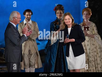 STOCCOLMA 20230607 il Re assegna il distintivo d'onore degli amici del Teatro della Regina nel 2023 a Eva Bäckvall Nihlén, cancelliere 2001-2023 il Foto Stock