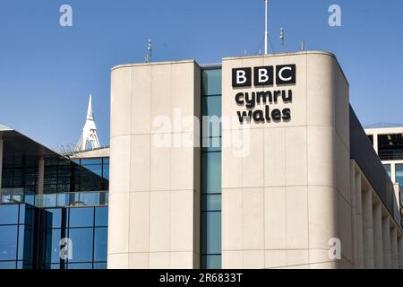 Cardiff, Galles - Giugno 2023: Firma in cima all'edificio degli studi televisivi della BBC Wales nel centro della città Foto Stock