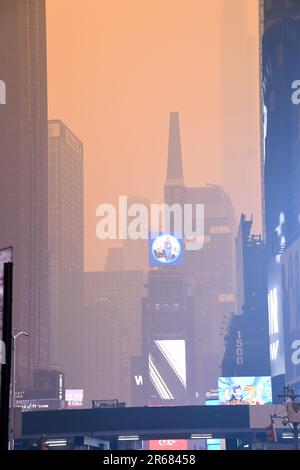 New York, Stati Uniti. 07th maggio, 2023. Haze è visto come un Air Quality Health Advisory è stato emesso a New York, NY il 7 giugno 2023. Il fumo proveniente dai fuochi selvatici canadesi raggiunge New York City. (Foto di Efren Landaos/Sipa USA) Credit: Sipa USA/Alamy Live News Foto Stock