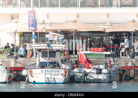 Limassol, Cipro - 06 gennaio 2023: Caffè e ristoranti nel Porto Vecchio di Limassol Foto Stock