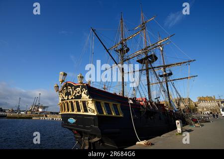Etoile du Roy è una leggendaria nave ormeggiata nella città di Saint Malo . Il primo modello fu costruito nel 1745. E' la 3rd piu' grande barca a vela tradizionale Francese. Foto Stock